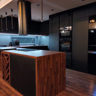 130714938_111372390737776_9