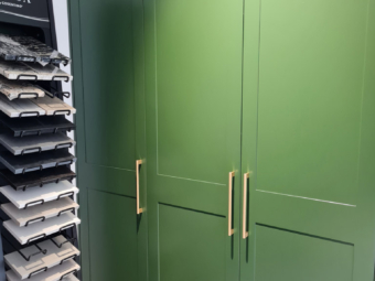 OPAmebel Jasło - Szafa lakierowana z uchwytami Viefe (2)