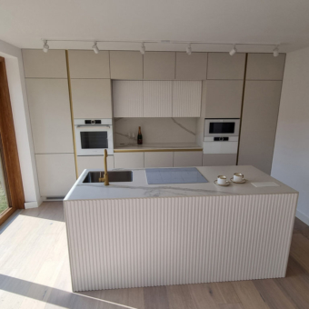 Jasne meble kuchenne wykonane na zamówienie Opa Mebel Jasło (10)