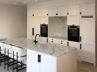 Jasna kuchnia z wyspą Opa Mebel Jasło (2)_