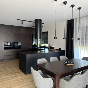 Kuchnia na wymiar w kolorze orzech z czarnymi blatami OpaMebel Jasło (5)